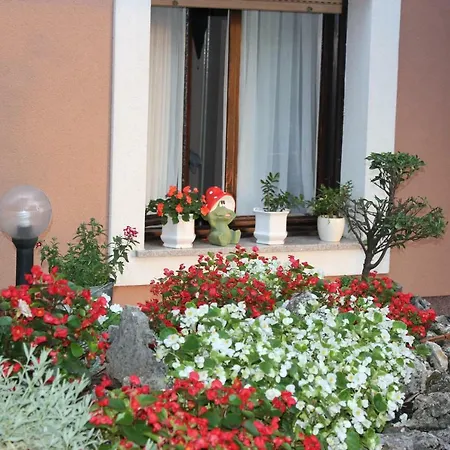 Tutnovo 13 Apartment *